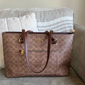Coach Station Tote in Signature canvas